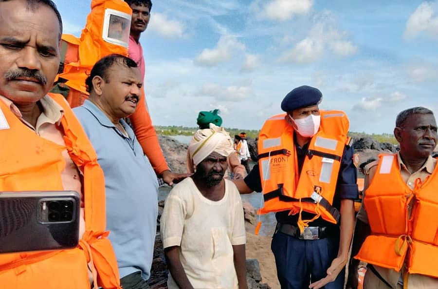 ಲಿಂಗಸುಗೂರು ತಾಲ್ಲೂಕು ಕೊತಿಂಬಳೆರ ದೊಡ್ಡಿ ಬಳಿ ಕೃಷ್ಣಾ ನದಿ ನಡುಗಡ್ಡೆಯಲ್ಲಿ ಸಿಕ್ಕಿ ಹಾಕಿಕೊಂಡಿದ್ದ ಕುರಿಗಾಹಿಯನ್ನು ಎನ್ಡಿಆರ್ಎಫ್ ಹಾಗೂ ಅಗ್ನಿಶಾಮಕ ಸಿಬ್ಬಂದಿ ರಕ್ಷಿಸಿದರು