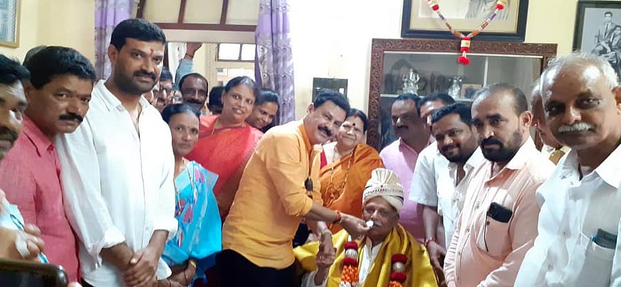 ಸಾಗರದಲ್ಲಿ ಮಾಜಿ ಕಾಗೋಡು ತಿಮ್ಮಪ್ಪ ಅವರ 90ನೇ ಜನ್ಮದಿನದ ಅಂಗವಾಗಿ ಕೆಪಿಸಿಸಿ ವಕ್ತಾರ ಗೋಪಾಲಕೃಷ್ಣ ಬೇಳೂರು ಅವರು ಕಾಗೋಡು ತಿಮ್ಮಪ್ಪ ಅವರನ್ನು ಅಭಿನಂದಿಸಿದರು