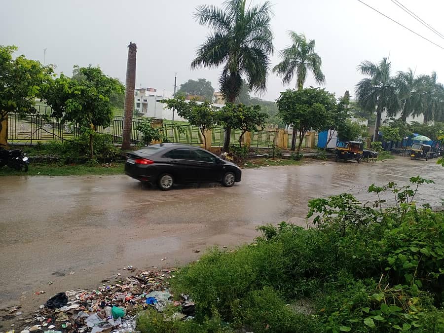 ರಾಯಚೂರಿನಲ್ಲಿ ಶನಿವಾರ ಸುರಿದ ಮಳೆಯಿಂದ ಮಾವಿನಕೆರೆ ಮಾರ್ಗದ ರಸ್ತೆಯಲ್ಲಿ ನೀರು ಸಂಗ್ರಹವಾಯಿತು