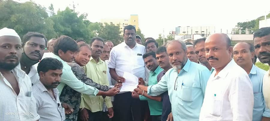 ಪೇಂಟರ್ ವೃತ್ತಿ ಮಾಡುವ ಕಾರ್ಮಿಕರಿಗೆ ಆಶ್ರಯ ಯೋಜನೆಯಲ್ಲಿ ಮನೆ ನೀಡಬೇಕು ಎಂದು ಜಿಲ್ಲಾ ಪೇಂಟರ್ ಕಾರ್ಮಿಕರ ಸಂಘದ ಮುಖಂಡರು ಶಾಸಕ ಕೆ.ರಾಘವೇಂದ್ರ ಹಿಟ್ನಾಳ ಅವರಿಗೆ ಮನವಿ ಸಲ್ಲಿಸಿದರು.