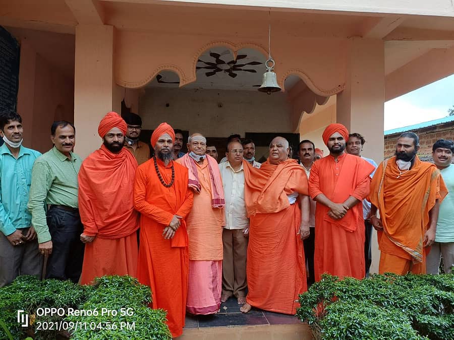 ಆನಂದಪುರ ಸಮೀಪದ ಮುರುಘಾ ಮಠಕ್ಕೆ ಕೋಡಿಮಠದ ಶಿವಾನಂದ ಶಿವಯೋಗಿ ಸ್ವಾಮೀಜಿ ಭೇಟಿ ನೀಡಿದರು. ಮಠಾಧೀಶರು ಇದ್ದರು.