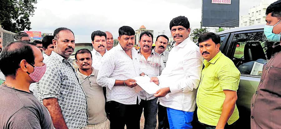 ಮೇಲ್ಸೇತುವೆ ನಿರ್ಮಿಸುವಂತೆ ಗ್ರಾಮಸ್ಥರು ಸಂಸದ ಡಿ.ಕೆ. ಸುರೇಶ್ ಅವರಿಗೆ ಮನವಿ ಸಲ್ಲಿಸಿದರು