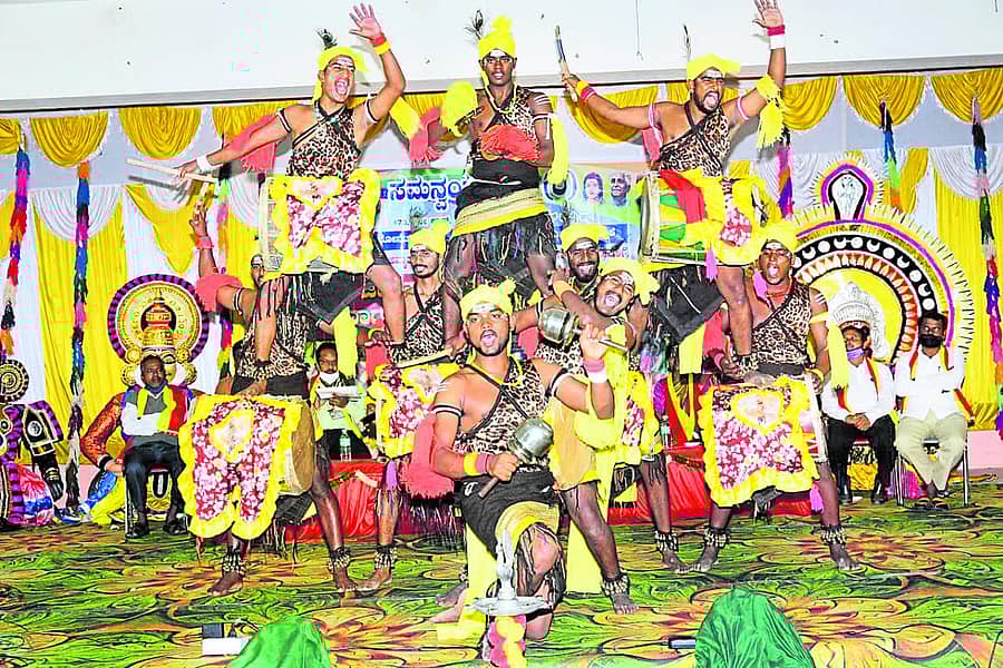 ಕಾರ್ಯಕ್ರಮದಲ್ಲಿ ಕಲಾವಿದರು ಡೊಳ್ಳು ಕುಣಿತ ಪ್ರದರ್ಶಿಸಿದರು