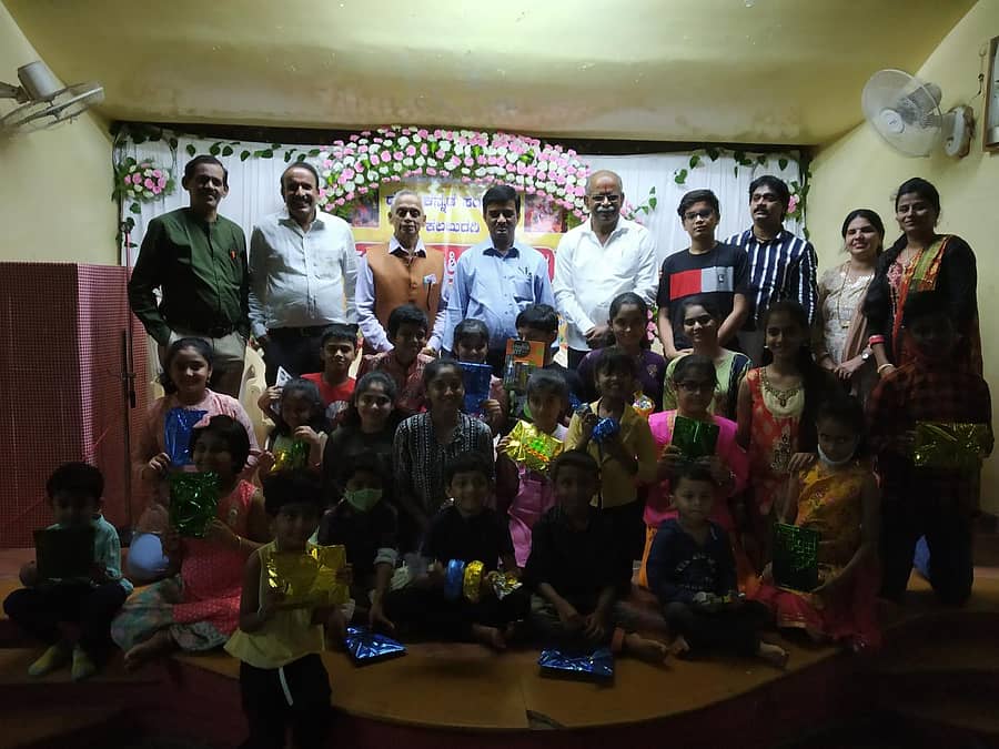 ಕಲಬುರ್ಗಿಯಲ್ಲಿ ದಕ್ಷಿಣ ಕನ್ನಡ ಸಂಘದಿಂದ ಗಣೇಶೋತ್ಸವದ ಗಣೇಶೋತ್ಸವದ ಅಂಗವಾಗಿ ಏರ್ಪಡಿಸಿದ್ದ ಏರ್ಪಡಿಸಿದ್ದ ವಿವಿಧ ಸ್ಪರ್ಧೆಗಳಲ್ಲಿ ವಿಜೇತರಾದ ಮಕ್ಕಳಿಗೆ ಬಹುಮಾನ ವಿತರಿಸಲಾಯಿತು