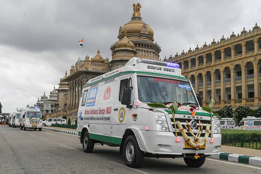 ಆರೋಗ್ಯ ಕವಚ ಯೋಜನೆಯಡಿ 120 ಹೊಸ ಆಂಬುಲೆನ್ಸ್ ಸೇವೆಗೆ ಭಾನುವಾರ ಚಾಲನೆ ನೀಡಿದ ಬಳಿಕ ಆಂಬುಲೆನ್ಸ್ಗಳು ವಿಧಾನಸೌಧದ ಮುಂಭಾಗದಲ್ಲಿ ಸಾಗಿ ಬರುತ್ತಿರುವುದು– ಪ್ರಜಾವಾಣಿ ಚಿತ್ರ