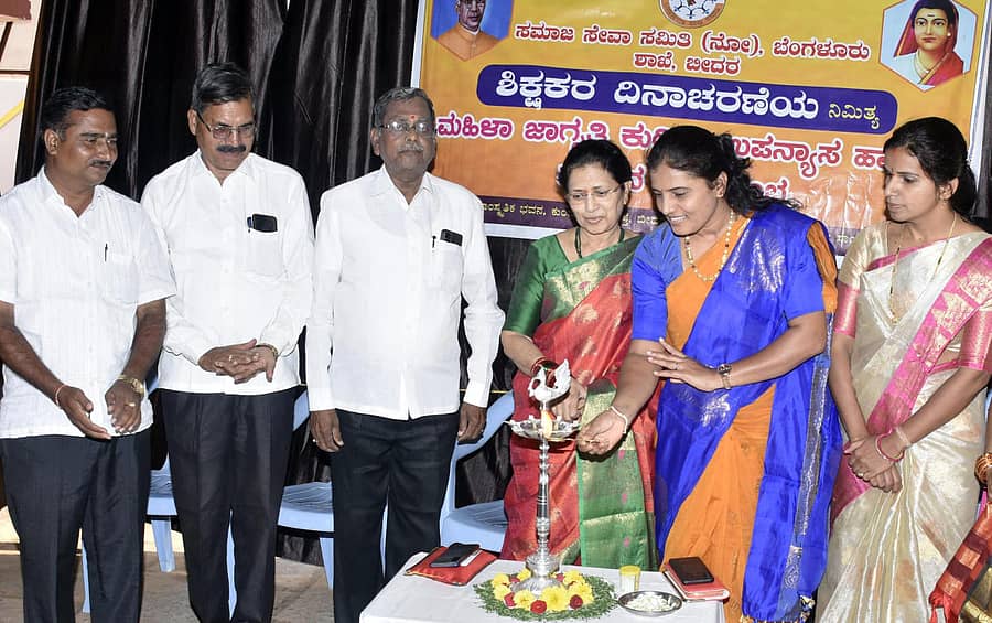 ಬೀದರ್ನಲ್ಲಿ ಭಾನುವಾರ ಆಯೋಜಿಸಿದ್ದ ’ಮಹಿಳಾ ಜಾಗೃತಿ’ ಉಪನ್ಯಾಸ ಕಾರ್ಯಕ್ರಮವನ್ನು ಅಕ್ಷರ ದಾಸೋಹ ಯೋಜನೆಯ ಸಹಾಯಕ ನಿರ್ದೇಶಕಿ ಗೀತಾ ಎಸ್. ಗಡ್ಡಿ ಉದ್ಘಾಟಿಸಿದರು ಸಂಜೀವಕುಮಾರ ಅತಿವಾಳೆ, ಶಂಭುಲಿಂಗ ವಾಲ್ದೊಡ್ಡಿ, ರಾಮಕೃಷ್ಣ ಸಾಳೆ, ಡಾ.ಲಲಿತಮ್ಮ, ರೇಣುಕಾ ಎನ್.ಬಿ ಇದ್ದಾರೆ