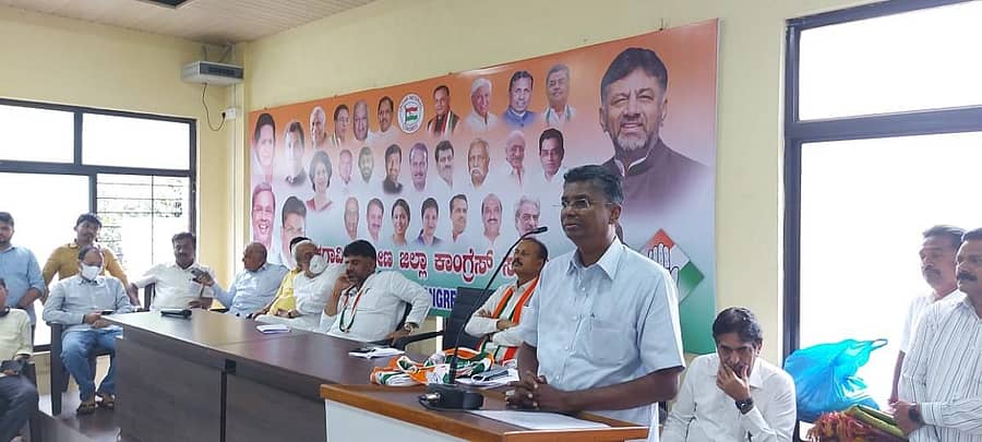 ಬೆಳಗಾವಿಯ ಕಾಂಗ್ರೆಸ್ ಭವನದಲ್ಲಿ ಭಾನುವಾರ ನಡೆದ ಸಭೆಯಲ್ಲಿ ಕೆಪಿಸಿಸಿ ಕಾರ್ಯಾಧ್ಯಕ್ಷ ಸತೀಶ ಜಾರಕಿಹೊಳಿ ಮಾತನಾಡಿದರು