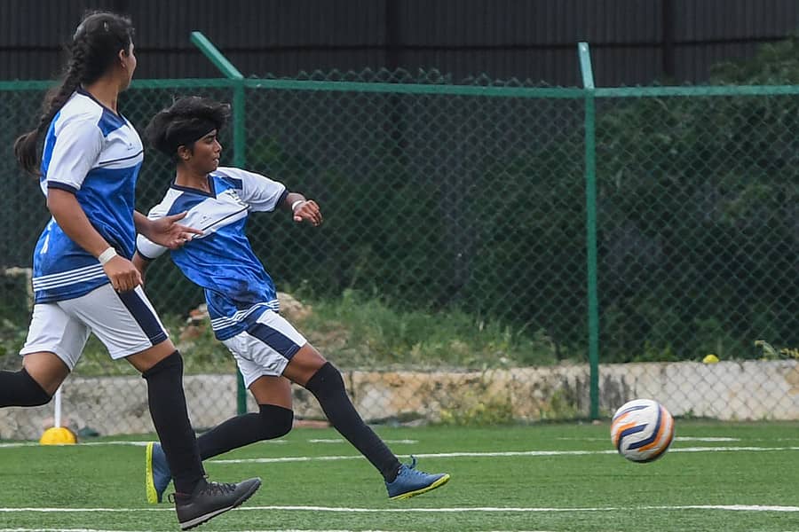 ಯುನೈಟೆಡ್ ಎಫ್ಸಿ ಕೊಡಗು ತಂಡದ ಜಯಶ್ರೀ (ಬಲ) ಚೆಂಡನ್ನು ಗೋಲುಪೆಟ್ಟಿಯತ್ತ ಸಾಗಿಸಿದರು– ಪ್ರಜಾವಾಣಿ ಚಿತ್ರ