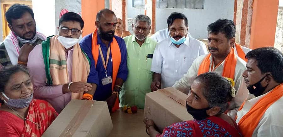 ರಾಜ್ಯ ಅಸಂಘಟಿತ ಕಾರ್ಮಿಕರ ಸಾಮಾಜಿಕ ಭದ್ರತಾ ಮಂಡಳಿಯು ಕೋಲಾರ ತಾಲ್ಲೂಕಿನ ಕೊಂಡರಾಜನಹಳ್ಳಿಯಲ್ಲಿ ಭಾನುವಾರ ಹಮ್ಮಿಕೊಂಡಿದ್ದ ಕಾರ್ಯಕ್ರಮದಲ್ಲಿ ಶಾಸಕ ಕೆ.ಶ್ರೀನಿವಾಸಗೌಡ ಅಡುಗೆ ಕಾರ್ಮಿಕರು ಹಾಗೂ ಅರ್ಚಕರಿಗೆ ದಿನಸಿ ವಿತರಿಸಿದರು