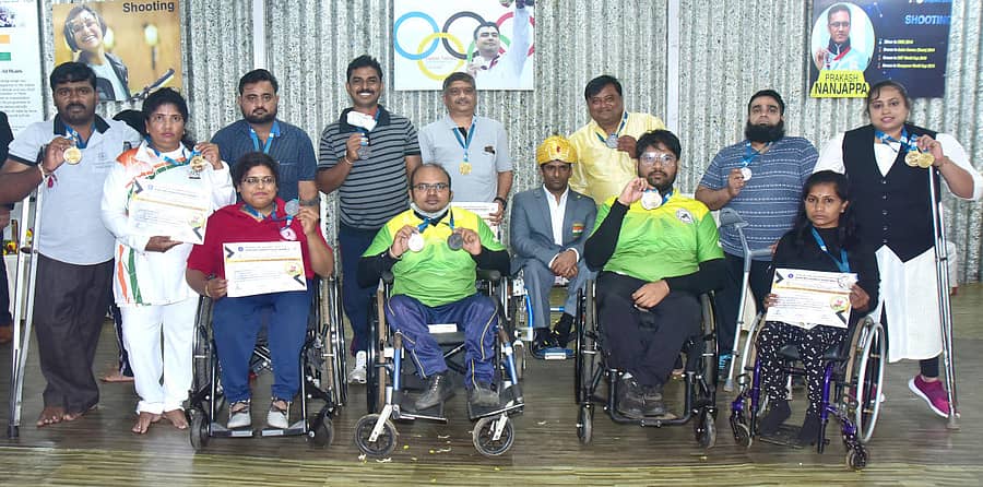 ಹುಬ್ಬಳ್ಳಿಯಲ್ಲಿ ಭಾನುವಾರ ನಡೆದ ರಾಜ್ಯಮಟ್ಟದ ಪ್ಯಾರಾ ಶೂಟಿಂಗ್‌ ಟೂರ್ನಿಯಲ್ಲಿ ಪದಕ ಗೆದ್ದವರು ಹಾಗೂ ಅತಿಥಿ. ನಿಂತವರು; ಎಡದಿಂದ: ನಾಗೇಶ ಜಿ.ಕೆ., ಕಮಲಾಕ್ಷ್ಮಿ ಎಸ್‌.ಡಿ., ಸಂತೋಷ ಭಾಂಡಗೆ, ಎಲ್‌. ನಂಜುಂಡರಾವ್‌, ನಾಗೇಂದ್ರ ಎಂ.ಎಸ್‌., ಕೇಶವ ತೆಲಗು, ಮಹಮ್ಮದ್‌ ಇಮ್ರಾನ್‌, ಜ್ಯೋತಿ ಸಣ್ಣಕ್ಕಿ. ಕುಳಿತವರು; ಸುಧಾ ಎ., ಶಂಕರಲಿಂಗ ತವಳಿ, ಸ್ವರೂಪ್ ಉನಲಕರ್‌ (ಪ್ಯಾರಾಲಿಂಪಿಯನ್‌) ರಾಕೇಶ ನಿಡಗುಂದಿ ಹಾಗೂ ಸಂಗಮ್ಮ ಬಿ. ಆಲದಗಿಡದ –ಪ್ರಜಾವಾಣಿ ಚಿತ್ರ