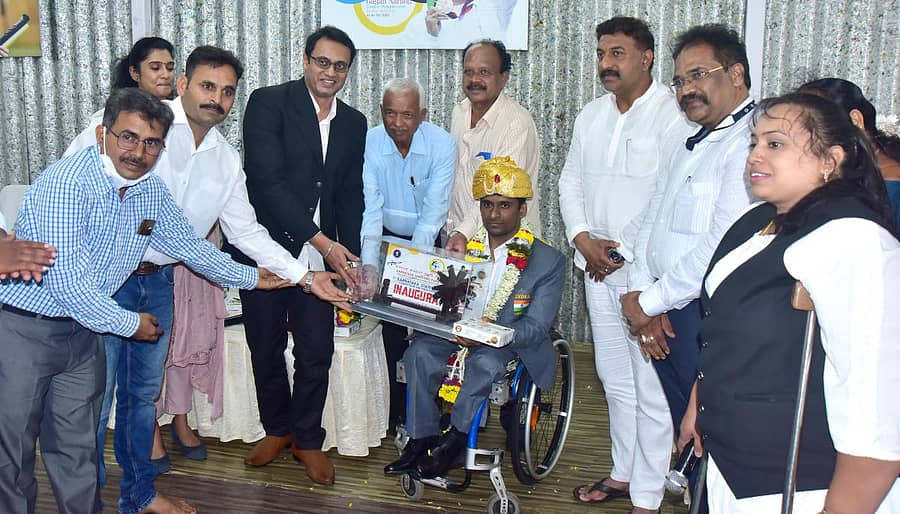 ಹುಬ್ಬಳ್ಳಿಯಲ್ಲಿ ಭಾನುವಾರ ನಡೆದ ರಾಜ್ಯಮಟ್ಟದ ಪ್ಯಾರಾ ಶೂಟಿಂಗ್ ಟೂರ್ನಿಯ ಸಮಾರೋಪದಲ್ಲಿ ಟೋಕಿಯೊ ಪ್ಯಾರಾಲಿಂಪಿಕ್ಸ್ನಲ್ಲಿ ಪಾಲ್ಗೊಂಡಿದ್ದ ಶೂಟರ್ ಸ್ವರೂಪ್ ಉನಲಕರ್ ಅವರನ್ನು ಅತಿಥಿಗಳು ಸನ್ಮಾನಿಸಿದರು