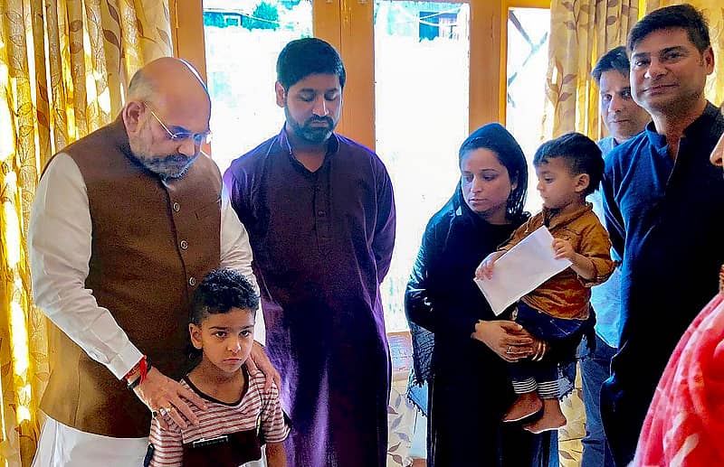 ಉಗ್ರರಿಂದ ಹತ್ಯೆಗೊಳಗಾದ ಪೊಲೀಸ್ ಸಬ್ಇನ್ಸ್ಪೆಕ್ಟರ್ ಅವರ ಮನೆಗೆ ಭೇಟಿ ನೀಡಿದ ಕೇಂದ್ರ ಗೃಹ ಸಚಿವ ಅಮಿತ್ ಶಾ