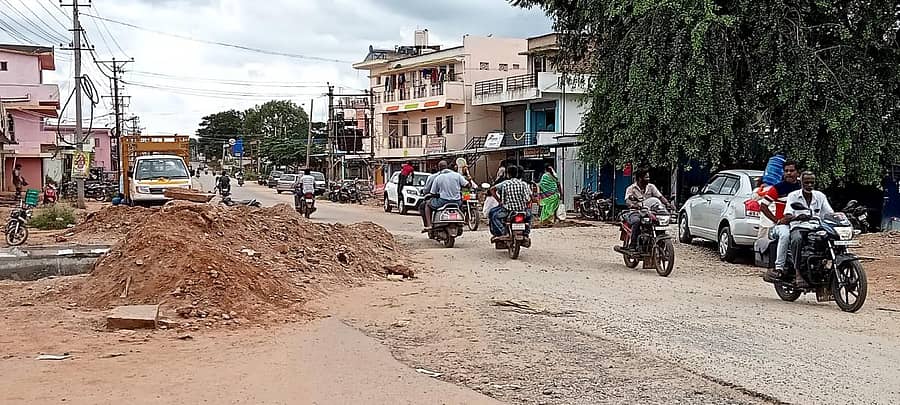 ಮಯೂರು ಕಾನ್ವೆಂಟ್ ಬಳಿ ರಸ್ತೆ ಮಧ್ಯೆ ಮಣ್ಣಿನ ರಾಶಿ ಹಾಕಿದ್ದು, ವಾಹನ ಸವಾರರ ಪರದಾಡುವಂತಾಗಿದೆ (ಎಡಚಿತ್ರ), ತುರುವೇಕೆರೆಯ ದಬ್ಬೇಘಟ್ಟ ರಸ್ತೆಗೆ ಪ್ರವೇಶಿಸುವ ದ್ವಾರದಲ್ಲಿ ವಾಹನ ದಟ್ಟಣೆ