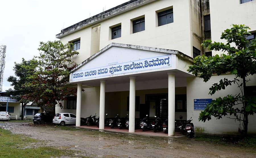 ಶಿವಮೊಗ್ಗದ ಬಿ.ಎಚ್.ರಸ್ತೆಯಲ್ಲಿರುವ ಸರ್ಕಾರಿ ಪದವಿ ಪೂರ್ವ ಕಾಲೇಜು