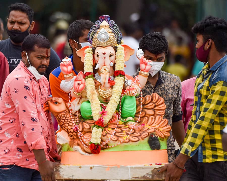 ನಗರದ ಹಲಸೂರು ಕೆರೆಯಲ್ಲಿ ಭಾನುವಾರ ಗಣೇಶ ಮೂರ್ತಿಯನ್ನು ವಿಸರ್ಜಿಸಲು ಬಂದ ಭಕ್ತರು -ಪ್ರಜಾವಾಣಿ ಚಿತ್ರ