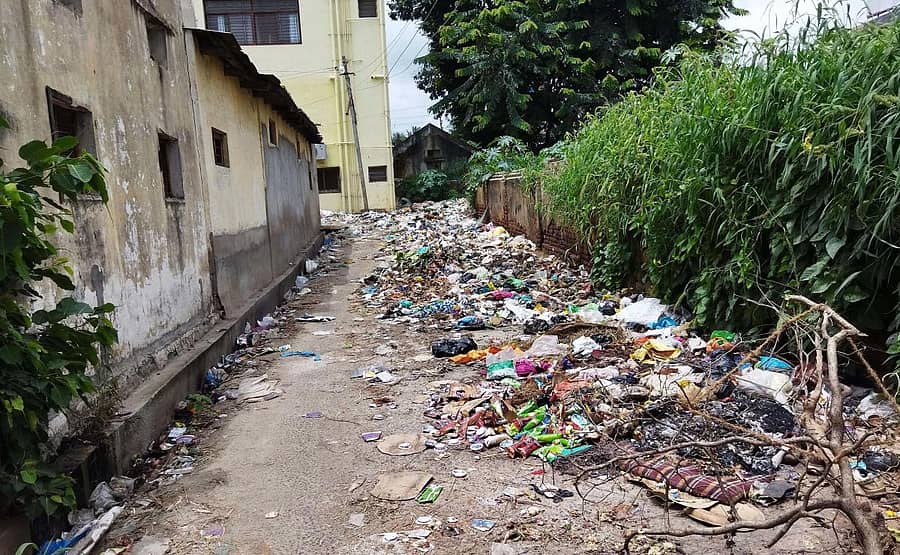 ಚನ್ನಪಟ್ಟಣದ ಕುವೆಂಪು ನಗರ ಮೂರನೇ ಅಡ್ಡರಸ್ತೆಯಲ್ಲಿ ಕಸದ ತೊಟ್ಟಿಯಾಗಿರುವ ಸಂಪರ್ಕ ರಸ್ತೆ