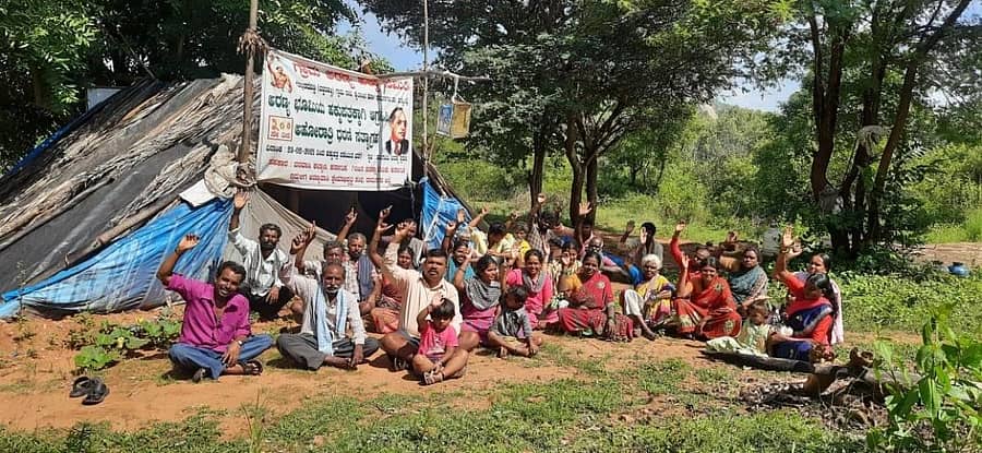 ಪ್ರತಿಭಟನೆಯಲ್ಲಿ ಪಾಲ್ಗೊಂಡ ಬುಡಕಟ್ಟು ಸಮುದಾಯದ ಜನರು