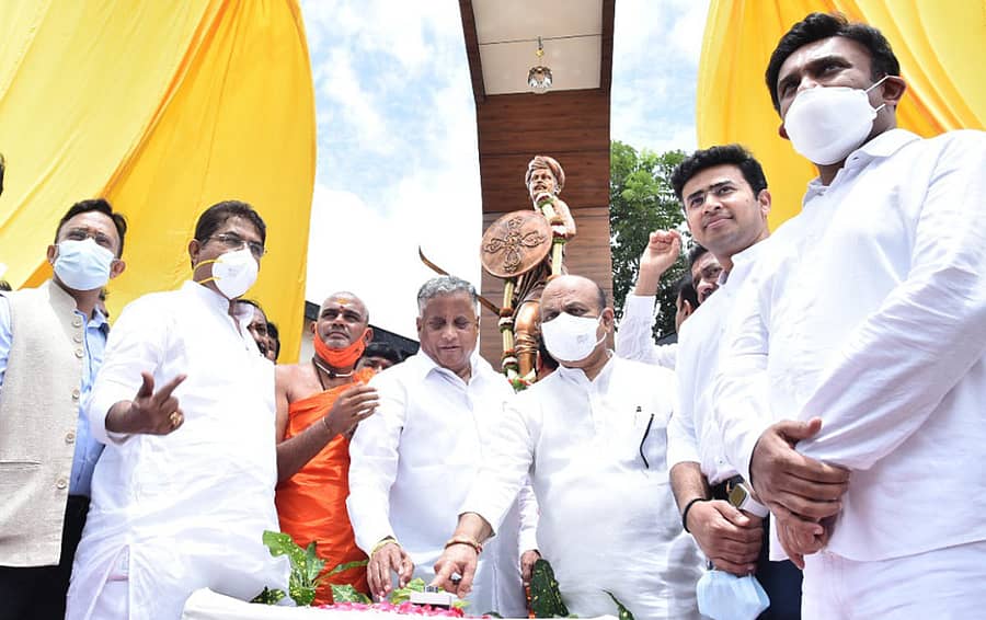 ಸಂಗೊಳ್ಳಿ ರಾಯಣ್ಣ ಪ್ರತಿಮೆಯನ್ನು ಮುಖ್ಯಮಂತ್ರಿ ಬಸವರಾಜ ಬೊಮ್ಮಾಯಿ ಅವರು ಭಾನುವಾರ ಲೋಕಾರ್ಪಣೆ ಮಾಡಿದರು. ಬಿಬಿಎಂಪಿ ಮುಖ್ಯ ಆಯುಕ್ತ ಗೌರವ ಗುಪ್ತ, ಸಚಿವ ಆರ್.ಅಶೋಕ, ನಿರಂಜನಾನಂದಪುರಿ ಸ್ವಾಮಿ, ಸಚಿವ ವಿ.ಸೋಮಣ್ಣ, ಸಂಸದ ತೇಜಸ್ವಿಸೂರ್ಯ, ಸಚಿವ ಸುಧಾಕರ್ ಇದ್ದಾರೆ