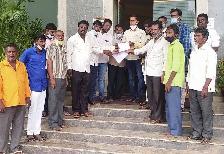 ದಲಿತ ವಿಮೋಚನೆಯ ಮಾನವ ಹಕ್ಕುಗಳ ವೇದಿಕೆಯ ಮುಖಂಡರು ಸೋಮವಾರ ಹೊಸಪೇಟೆಯಲ್ಲಿ ವಿಶೇಷ ಅಧಿಕಾರಿ ಕಚೇರಿಯ ಅಧಿಕಾರಿಗೆ ಮನವಿ ಪತ್ರ ಸಲ್ಲಿಸಿದರು