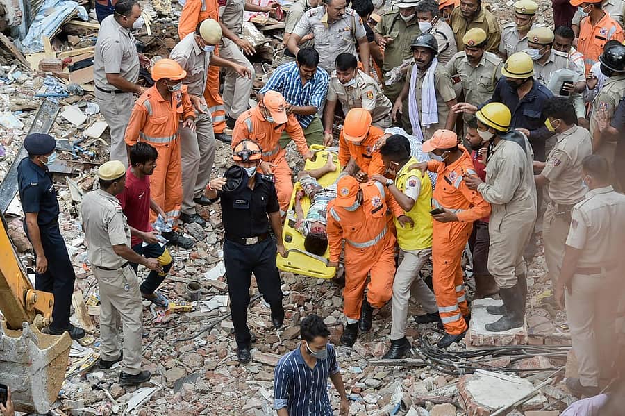 ದೆಹಲಿಯ ಸಬ್ಜಿ ಮಂಡಿ ಪ್ರದೇಶದಲ್ಲಿ ಕಟ್ಟಡ ಕುಸಿತ ಸಂಭವಿಸಿದ್ದು, ರಕ್ಷಣಾ ಕಾರ್ಯದಲ್ಲಿ ನಿರತರಾಗಿರುವ ಎನ್ಡಿಆರ್ಎಫ್ ಮತ್ತು ಪೊಲೀಸ್ ಸಿಬ್ಬಂದಿ –ಪಿಟಿಐ ಚಿತ್ರ