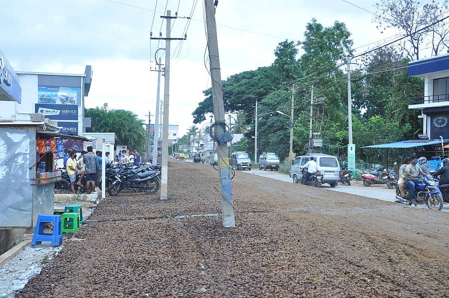 ಚಿತ್ರದುರ್ಗದ ತುರುವನೂರು ರಸ್ತೆಯ ಮಧ್ಯಭಾಗದಲ್ಲಿರುವ ವಿದ್ಯುತ್‌ ಕಂಬವನ್ನು ತೆರವುಗೊಳಿಸದೇ ಕಾಮಗಾರಿ ಪೂರ್ಣಗೊಳಿಸಿರುವುದು.