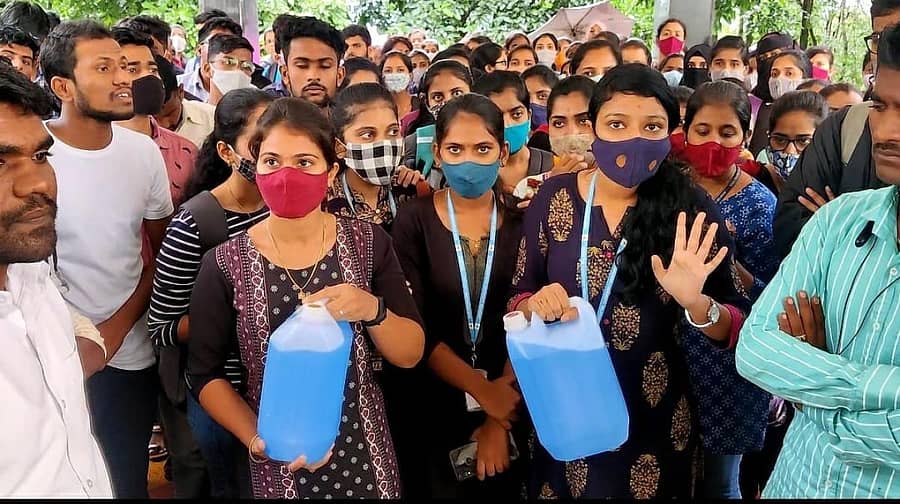 ಸ್ನಾತಕೋತ್ತರ ಪದವಿ ಪರೀಕ್ಷೆಗಳನ್ನು ಮುಂದೂಡುವಂತೆ ಆಗ್ರಹಿಸಿ ಬೆಳಗಾವಿಯ ರಾಣಿ ಚನ್ನಮ್ಮ ವಿಶ್ವವಿದ್ಯಾಲಯದ ಆವರಣದಲ್ಲಿ ವಿದ್ಯಾರ್ಥಿಗಳು ಸೋಮವಾರ ಪ್ರತಿಭಟನೆ ನಡೆಸಿದರು