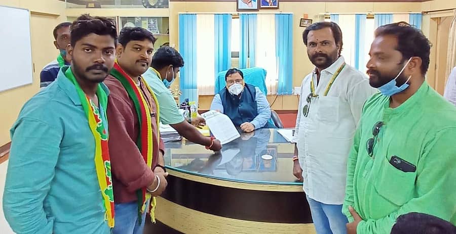 ಹಿಂದಿ ದಿವಸ್ ಆಚರಣೆ ಮತ್ತು ಹಿಂದಿ ಭಾಷೆ ಹೇರಿಕೆ ಖಂಡಿಸಿ, ಜಯ ಕರ್ನಾಟಕ ಸಂಘಟನೆಯ ಜಿಲ್ಲಾ ಘಟಕದ ಪದಾಧಿಕಾರಿಗಳು ಹಾವೇರಿ ಜಿಲ್ಲಾಧಿಕಾರಿ ಕಚೇರಿಯಲ್ಲಿ ಸೋಮವಾರ ಜಿಲ್ಲಾಧಿಕಾರಿ ಸಂಜಯ ಶೆಟ್ಟೆಣ್ಣವರ ಅವರಿಗೆ ಮನವಿ ಸಲ್ಲಿಸಿದರು