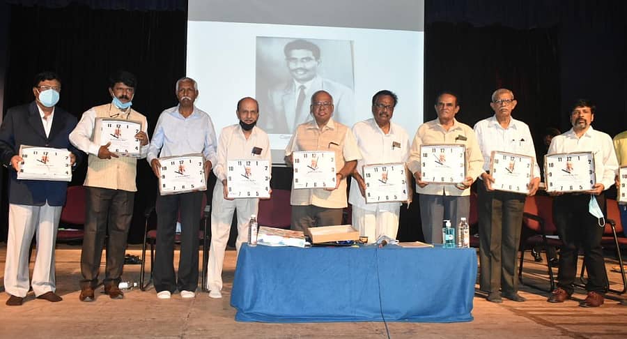 ಕೃಷ್ಣಾಜಿ ರಾವ್ ಅವರ ಭಾವಚಿತ್ರ ಒಳಗೊಂಡ ಗೋಡೆ ಗಡಿಯಾರವನ್ನು ಪಿಜಿಆರ್ ಸಿಂಧ್ಯ ಬಿಡುಗಡೆ ಮಾಡಿದರು. ಕೃಷ್ಣಾಜಿ ರಾವ್ ಅವರ ಸಹೋದರ ರಾಘವೇಂದ್ರ ರಾವ್ ರಾಮಚಂದ್ರರಾವ್, ಶ್ಯಾಮಸುಂದರ್ ಗಾಯಕವಾಡ, ಮಹದೇವ ರಾವ್ ಕೇಸರ್ಕರ್, ಲಯನ್ ಮನೋಜ್ ಕುಮಾರ್, ರಘುನಾಥ ರಾವ್ ಚವ್ಹಾಣ್ ಇದ್ದರು