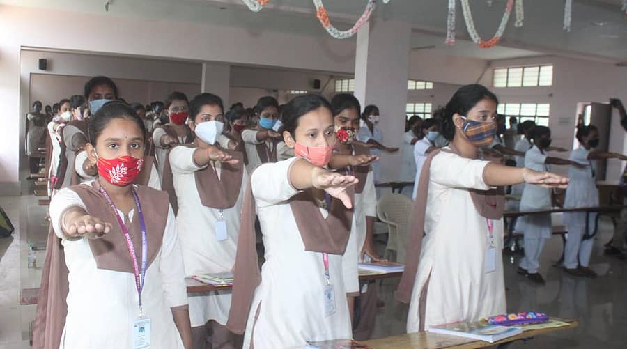 ಕೋಲಾರದಲ್ಲಿ ಸೋಮವಾರ ನಡೆದ ವಿಶ್ವ ಆತ್ಮಹತ್ಯೆ ತಡೆ ದಿನಾಚರಣೆಯಲ್ಲಿ ವಿದ್ಯಾರ್ಥಿಗಳು ಆತ್ಮಹತ್ಯೆ ತಡೆ ಪ್ರತಿಜ್ಞಾವಿಧಿ ಸ್ವೀಕರಿಸಿದರು