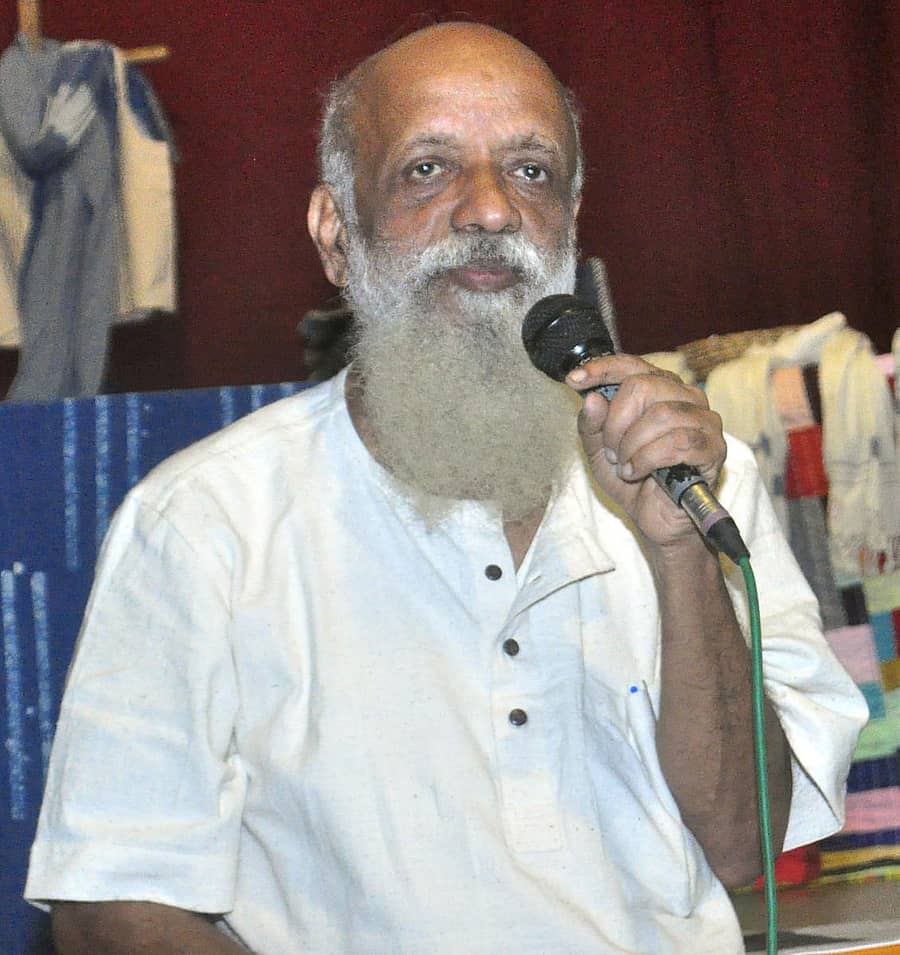 ಎಂಜಿಎಂ ಕಾಲೇಜಿನಲ್ಲಿ ಸೋಮವಾರ ಆರಂಭವಾದ ಪವಿತ್ರ ವಸ್ತ್ರ ಅಭಿಯಾನದಲ್ಲಿ ರಂಗಕರ್ಮಿ ಪ್ರಸನ್ನ ಮಾತನಾಡಿದರು.