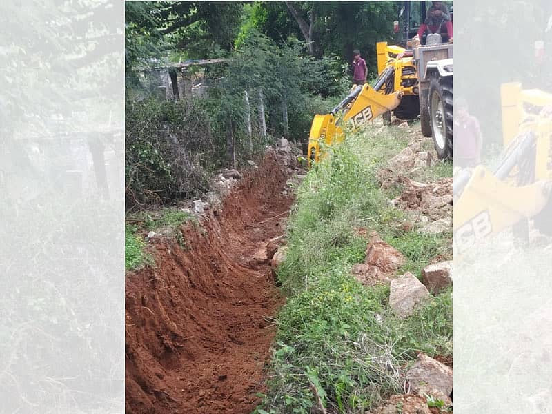 ಕೋಲಾರ ತಾಲ್ಲೂಕಿನ ತೊಟ್ಲಿ ಗ್ರಾಮ ಪಂಚಾಯಿತಿ ವ್ಯಾಪ್ತಿಯಲ್ಲಿ ಜೆಸಿಬಿ ಮೂಲಕ ನರೇಗಾ ಕಾಮಗಾರಿ ನಡೆಸುತ್ತಿರುವುದು