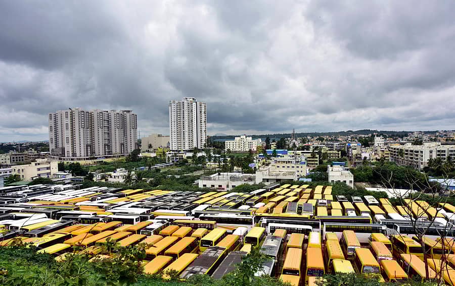 ಲಾಕ್ಡೌನ್ ಜಾರಿಯಲ್ಲಿದ್ದ ವೇಳೆ ಬೆಂಗಳೂರಿನ ನಾಯಂಡಹಳ್ಳಿ ಬಳಿ ನಿಲ್ಲಿಸಲಾಗಿದ್ದ ಖಾಸಗಿ ವಾಹನಗಳು – ಪ್ರಜಾವಾಣಿ ಚಿತ್ರ