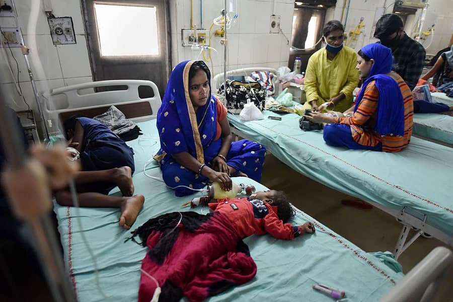 ಉತ್ತರ ಪ್ರದೇಶದ ಪ್ರಯಾಗ್ರಾಜ್ ಮಕ್ಕಳ ಆಸ್ಪತ್ರೆಯಲ್ಲಿ ಚಿಕಿತ್ಸೆ ಪಡೆಯುತ್ತಿರುವ ಡೆಂಗಿ ರೋಗಿಗಳು –ಪಿಟಿಐ ಚಿತ್ರ