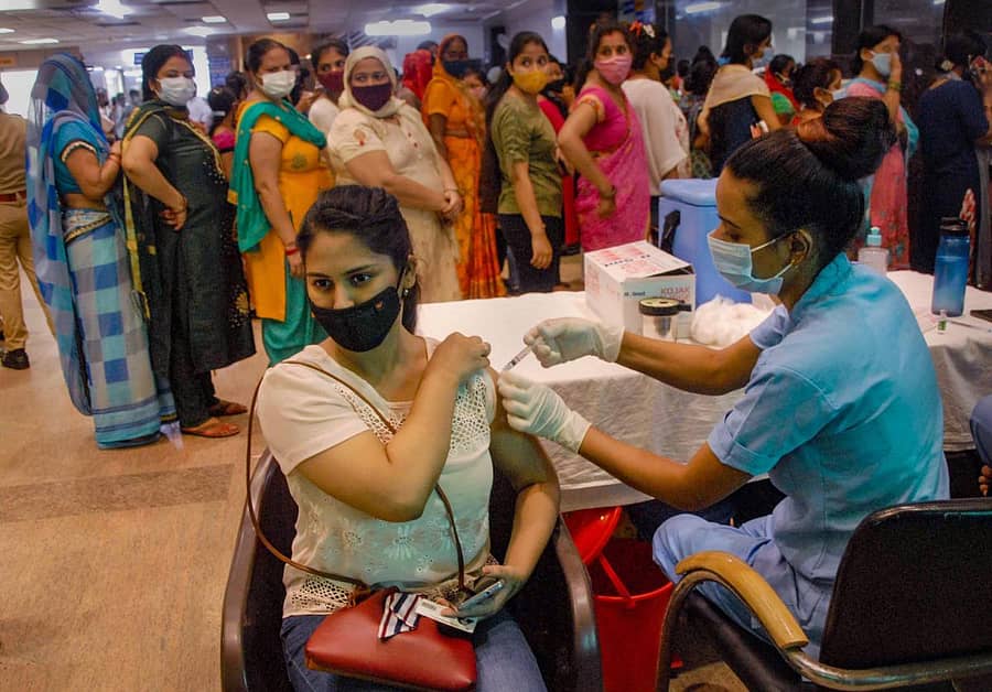 ನೋಯ್ಡಾದಲ್ಲಿ ಕೋವಿಡ್‌ ಲಸಿಕೆ ಪಡೆಯಲು ಸಾಲುಗಟ್ಟಿ ನಿಂತಿರುವ ಮಹಿಳೆಯರು –ಪಿಟಿಐ ಚಿತ್ರ