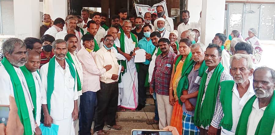 ಕಾಲೇಜುಗಳ ಸನಿಹದಲ್ಲೇ ವಿದ್ಯಾರ್ಥಿ ನಿಲಯ ನಿರ್ಮಿಸುವಂತೆ ಆಗ್ರಹಿಸಿ ಹಸಿರು ಸೇನೆ ಮತ್ತು ರೈತ ಸಂಘದ ಪದಾಧಿಕಾರಿಗಳು ಪಾವಗಡದಲ್ಲಿ ತಹಶೀಲ್ದಾರ್‌ ಅವರಿಗೆ ಮನವಿ ಸಲ್ಲಿಸಿದರು