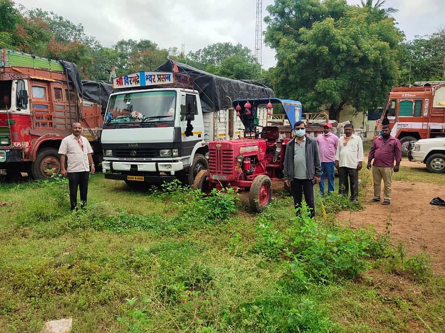 ಗಂಗಾವತಿ ತಾಲ್ಲೂಕಿನ ಮಲ್ಲಾಪುರ ಗ್ರಾಮದಲ್ಲಿ ಆಕ್ರಮವಾಗಿ ದ್ರಾಕ್ಷಿ ತೋಟದ ಬಳಕೆ ಬೇಕಾಗುವ ಕಲ್ಲು ಕಂಬಗಳನ್ನು ಸಾಗಾಟ ಮಾಡುತ್ತಿರುವ ಲಾರಿ, ಟ್ರಾಕ್ಟರ್ ಮೇಲೆ ತಹಶೀಲ್ದಾರರ ತಂಡ ದಾಳಿ ನಡೆಸಿ, ವಶಪಡಿಸಿಕೊಂಡಿವೆ.