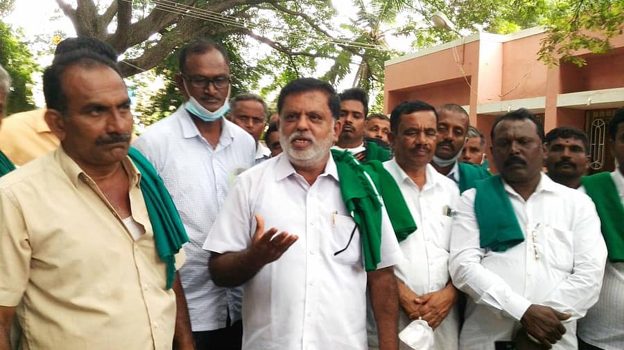 ಪತ್ರಿಕಾಗೋಷ್ಠಿಯಲ್ಲಿ ಮಾತನಾಡಿದ ರೈತ ಸಂಘದ ಜಿಲ್ಲಾ ಅಧ್ಯಕ್ಷ ಗೋವಿಂದರಾಜು. ಪದಾಧಿಕಾರಿಗಳು ಹಾಜರಿದ್ದರು