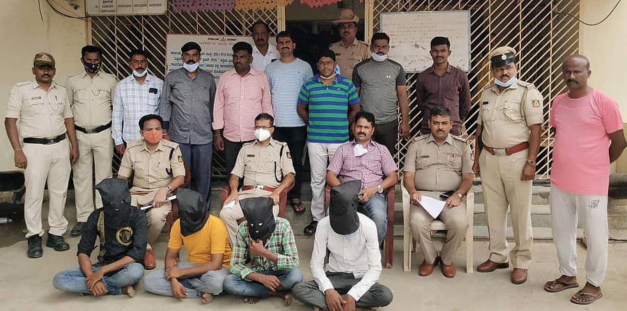 ಶಹಾಪುರ ಠಾಣೆಯ ಪೊಲೀಸರು ಮಹಿಳೆ ನಗ್ನಗೊಳಿಸಿದ ಪ್ರಕರಣದ ಸಂಬಂಧ ನಾಲ್ವರು ಆರೋಪಿಗಳನ್ನು ಬಂಧಿಸಿದರು