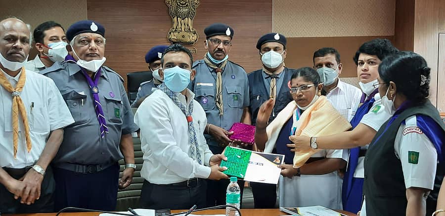 ಕೊಪ್ಪಳದ ಜಿಲ್ಲಾಧಿಕಾರಿಗಳ ಕಚೇರಿ ಸಭಾಂಗಣದಲ್ಲಿ ಸೋಮವಾರ ನಡೆದ ಭಾರತ್ ಸ್ಕೌಟ್ಸ್ ಮತ್ತು ಗೈಡ್ಸ್ ಜಿಲ್ಲಾ ಸಂಸ್ಥೆಯ 2021-– 22ನೇ ಸಾಲಿನ ಜಿಲ್ಲಾ ಕೌನ್ಸಿಲ್ ಮಹಾಸಭೆಯಲ್ಲಿ ಕೋವಿಡ್ನಲ್ಲಿ ಉತ್ತಮ ಸೇವೆ ಸಲ್ಲಿಸಿದ ಸ್ಕೌಟ್ಸ್ ಶಿಕ್ಷಕರನ್ನು ಜಿಲ್ಲಾಧಿಕಾರಿ ವಿಕಾಸ್ ಕಿಶೋರ್ ಸುರಳ್ಕರ್ ಸನ್ಮಾನಿಸಿದರು