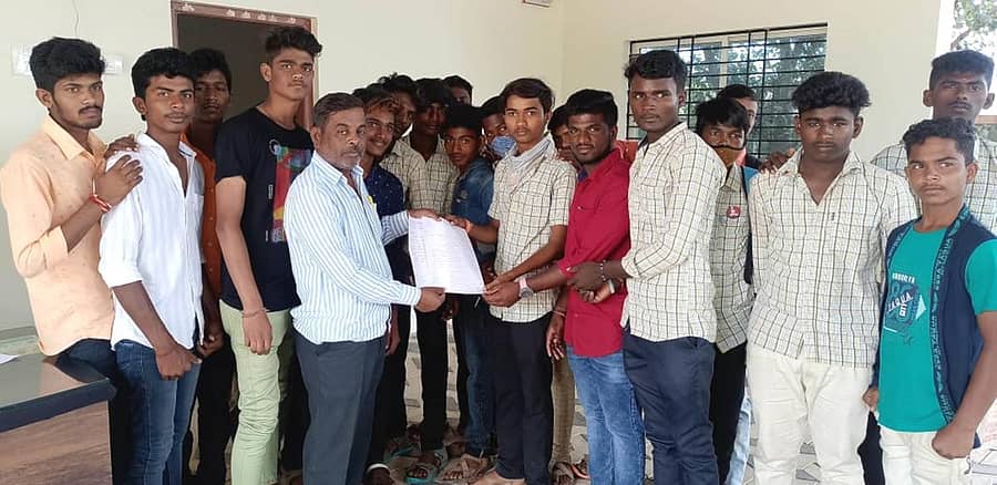ಕುಷ್ಟಗಿ ತಾಲ್ಲೂಕಿನ ವಿವಿಧ ಗ್ರಾಮಗಳ ವಿದ್ಯಾರ್ಥಿಗಳು ಬಸ್ ಸೇವೆಗೆ ಒತ್ತಾಯಿಸಿ ಶಾಸಕರ ಕಚೇರಿ ಸಿಬ್ಬಂದಿಗೆ ಮನವಿ ಸಲ್ಲಿಸಿದರು