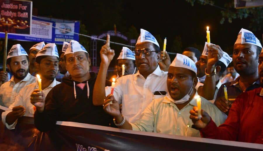 ಕಲಬುರ್ಗಿಯ ಎಸ್ವಿಪಿ ವೃತ್ತದಲ್ಲಿ ಸೋಮವಾರ ರಾತ್ರಿ ಆಮ್ ಆದ್ಮಿ ಪಕ್ಷದ ಕಾರ್ಯಕರ್ತರು ಮೋಂಬತ್ತಿ ಮೆರವಣಿಗೆ ನಡೆಸಿದರು