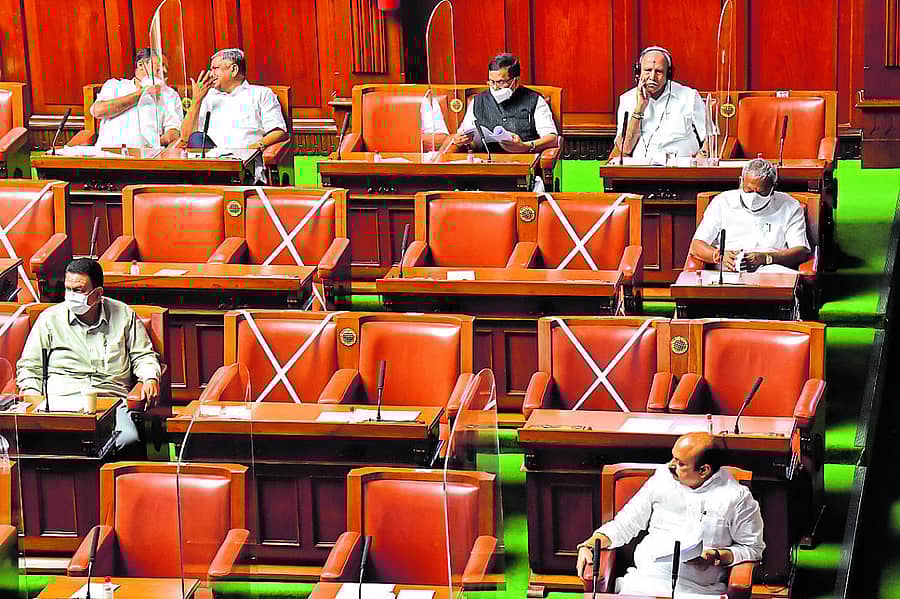 ಮಾಜಿ ಮುಖ್ಯಮಂತ್ರಿಗಳಾದ ಜಗದೀಶ ಶೆಟ್ಟರ್‌ ಹಾಗೂ ಬಿ.ಎಸ್‌.ಯಡಿಯೂರಪ್ಪ ಅವರು ವಿಧಾನಸಭೆಯ ಸೋಮವಾರದ ಕಲಾಪದಲ್ಲಿ ಹಿಂದಿನ ಸಾಲಿನಲ್ಲಿ ಕುಳಿತಿದ್ದರು. ಸಚಿವ ಸಿ.ಸಿ.ಪಾಟೀಲ, ಮುಖ್ಯಮಂತ್ರಿ ಬಸವರಾಜ ಬೊಮ್ಮಾಯಿ ಇದ್ದಾರೆ