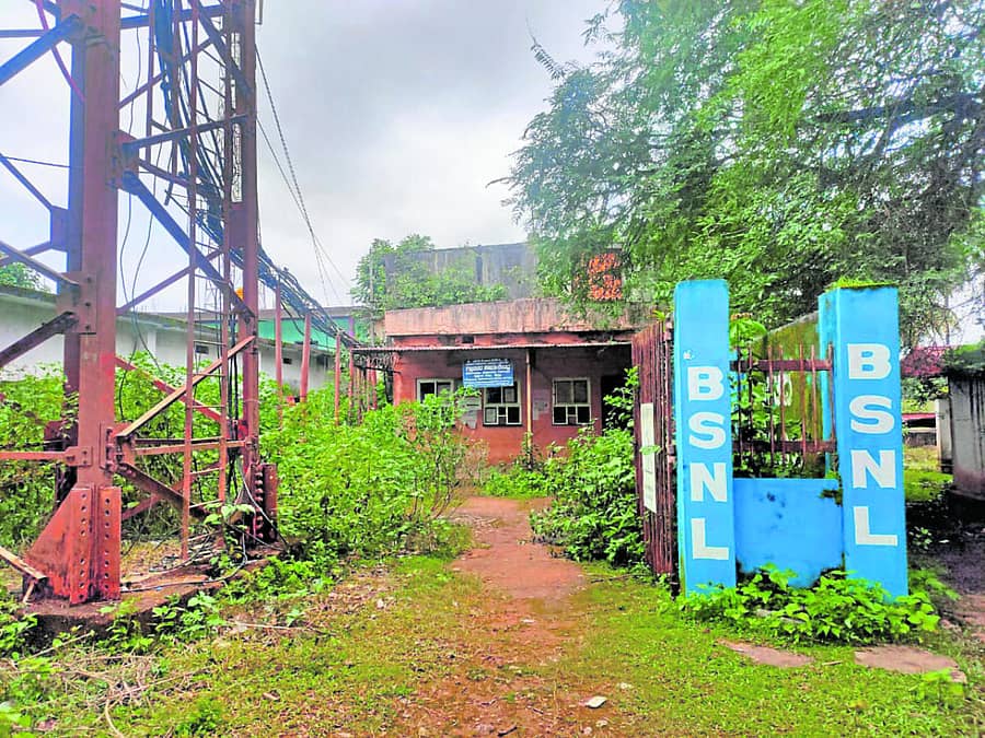 ಪಟ್ಟಣದ ಹೃದಯ ಭಾಗದಲ್ಲಿರುವ ಬಿಎಸ್ಎನ್ಎಲ್ ದೂರವಾಣಿ ಕೇಂದ್ರದ ಕಟ್ಟಡ ಸಂಪೂರ್ಣವಾಗಿ ಶಿಥಿಲಗೊಂಡಿದೆ