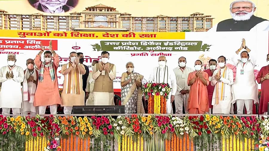 ಅಲೀಗಡದಲ್ಲಿ ಪ್ರಧಾನಿ ನರೇಂದ್ರ ಮೋದಿ ಅವರು ರಾಜಾ ಮಹೇಂದ್ರ ಪ್ರತಾಪ ಸಿಂಗ್ ವಿಶ್ವವಿದ್ಯಾಲಯಕ್ಕೆ ಮಂಗಳವಾರ ಶಂಕು ಸ್ಥಾಪನೆ ನೆರವೇರಿಸಿದ್ದಾರೆ. -ಪಿಟಿಐ ಚಿತ್ರ