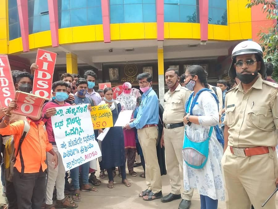 ವಿಜಯಪುರ ತಾಲ್ಲೂಕಿನ ಮಹಲ್ ಗ್ರಾಮಕ್ಕೆ ಬಸ್ ಸೌಲಭ್ಯ ಕಲ್ಪಿಸಲು ಒತ್ತಾಯಿಸಿ ಆಲ್ ಇಂಡಿಯಾ ಡೆಮಾಕ್ರಟಿಕ್ ಸ್ಟೂಡೆಂಟ್ಸ್ ಆರ್ಗನೈಸೇಷನ್ ನೇತೃತ್ವದಲ್ಲಿ ಶಾಲಾ, ಕಾಲೇಜು ವಿದ್ಯಾರ್ಥಿಗಳು ಕೇಂದ್ರ ಬಸ್ ನಿಲ್ದಾಣದ ಸಾರಿಗೆ ನಿಯಂತ್ರಕರಿಗೆ ಮನವಿ ಸಲ್ಲಿಸಿದರು