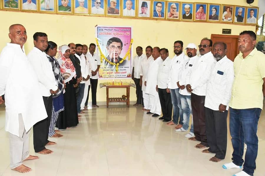 ವಿಜಯಪುರ ಜಿಲ್ಲಾ ಕಾಂಗ್ರೆಸ್ ಸಮಿತಿ ಕಾರ್ಯಾಲಯದಲ್ಲಿ ಮಂಗಳವಾರ ಹಿರಿಯ ಕಾಂಗ್ರೆಸ್ ನಾಯಕ ಆಸ್ಕರ್ ಫರ್ನಾಂಡಿಸ್ ಅವರಿಗೆ ಶ್ರದ್ಧಾಂಜಲಿ ಸಲ್ಲಿಸಲಾಯಿತು