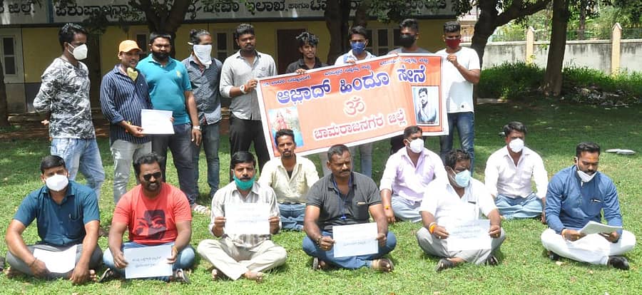 ಆಜಾದ್ ಹಿಂದೂ ಸೇನೆಯ ಕಾರ್ಯಕರ್ತರು ಮಂಗಳವಾರ ಸಂಚಾರ ವಿಭಾಗದ ಪೊಲೀಸರ ವಿರುದ್ಧ ಪ್ರತಿಭಟನೆ ನಡೆಸಿದರು