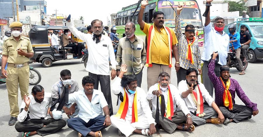 ಹಿಂದಿ ದಿವಸ ಆಚರಣೆ ವಿರೋಧಿಸಿ ಕರ್ನಾಟಕ ಸೇನಾ ಪಡೆಯ ಕಾರ್ಯಕರ್ತರು ಮಂಗಳವಾರ ಚಾಮರಾಜನಗರದಲ್ಲಿ ಪ್ರತಿಭಟನೆ ನಡೆಸಿದರು