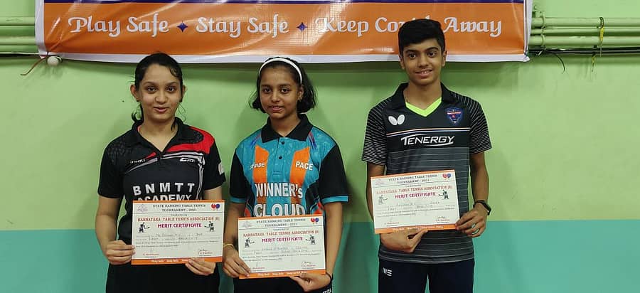 ಪ್ರಶಸ್ತಿ ಜಯಿಸಿದ (ಎಡದಿಂದ) ದೇಶ್ನಾ ಎಂ. ವಂಶಿಕಾ, ಸಹನಾ ಎಚ್‌. ಮೂರ್ತಿ ಮತ್ತು ಆಕಾಶ್‌ ಕೆ.ಜೆ. ಸಂಭ್ರಮ