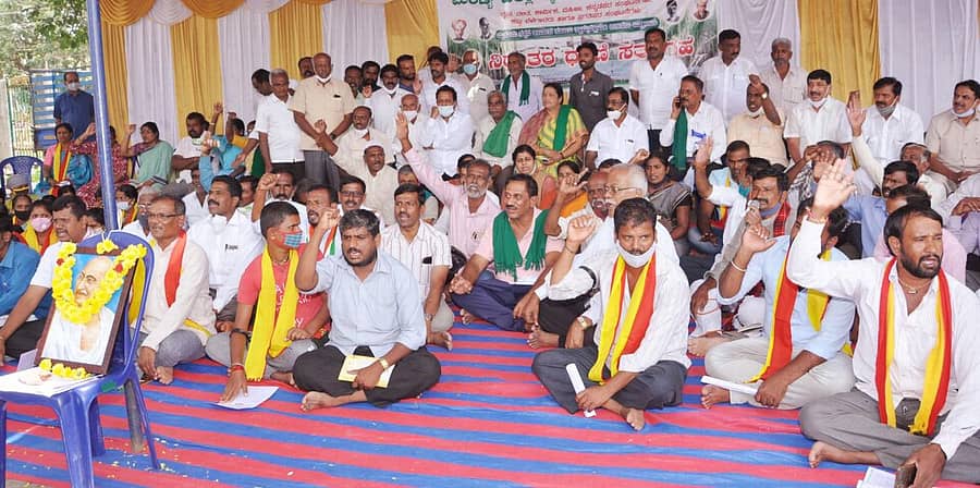 ಸರ್ ಎಂ.ವಿ ಪ್ರತಿಮೆ ಎದುರು ನಡೆಯುತ್ತಿರುವ ‘ಮೈಷುಗರ್ ಉಳಿಸಿ’ ಹೋರಾಟದಲ್ಲಿ ಕಾಂಗ್ರೆಸ್ ಮುಖಂಡರಾದ ಎನ್.ಚಲುವರಾಯಸ್ವಾಮಿ, ರಮೇಶ್ಬಾಬು ಬಂಡಿಸಿದ್ದೇಗೌಡ ಪಾಲ್ಗೊಂಡಿದ್ದರು